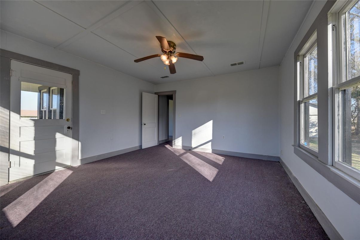 Empty room, Interior