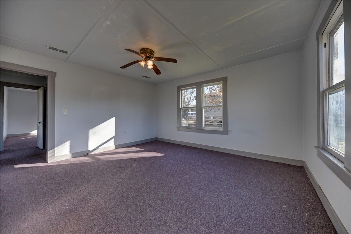Empty room, Interior