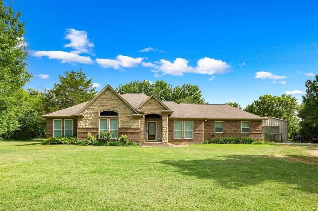 Backyard, Exterior, Facade, Brick Facade, Brick Traditional