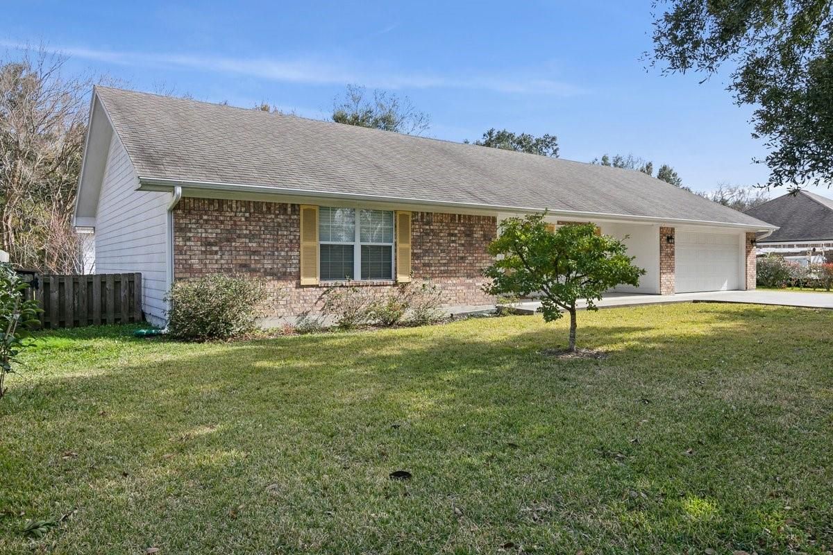 Attached, Backyard, Exterior, Facade, Brick Facade, Ranch