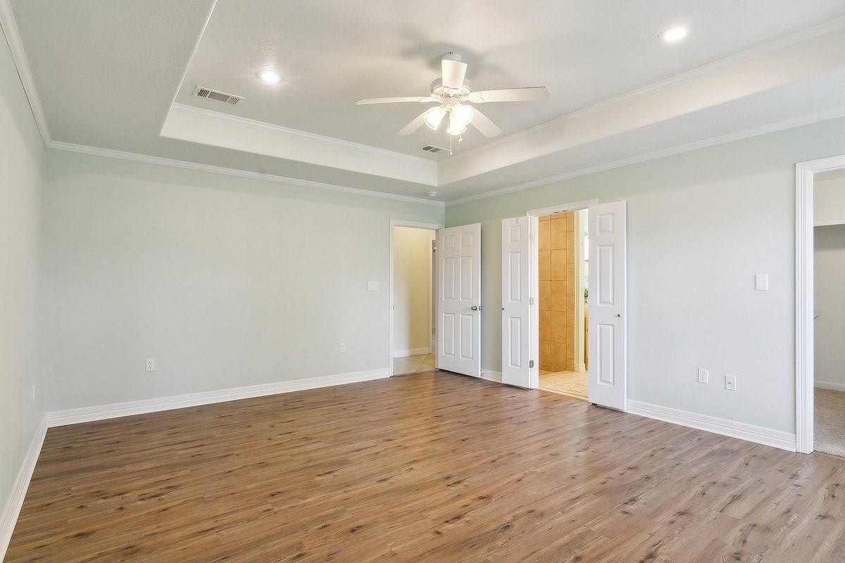 Empty room, Interior, Recessed Lighting, Wood Texture Flooring