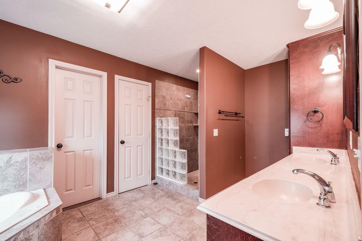 Bathroom, Interior, Recessed Lighting