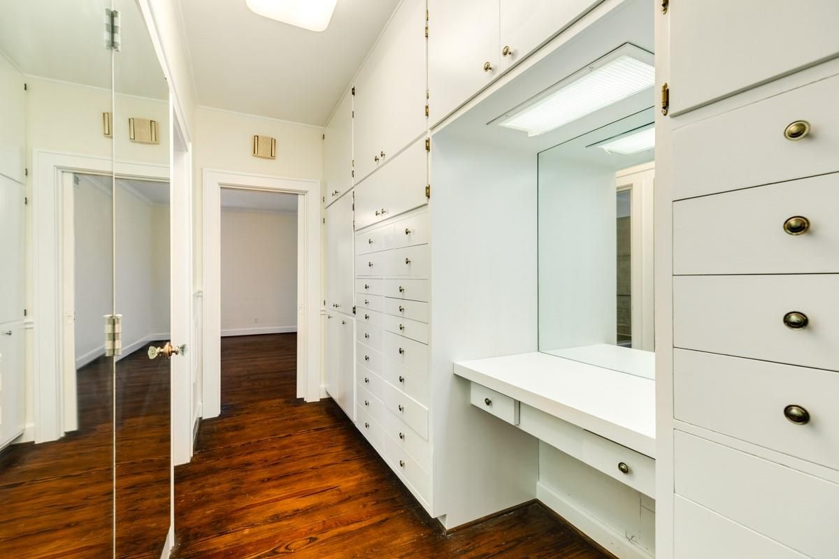 Interior, Walk-in Closets, Wood Texture Flooring