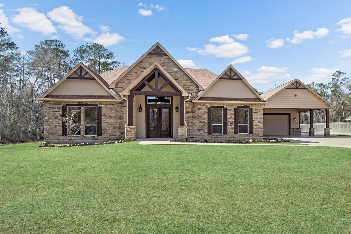 Attached, Backyard, Exterior, Facade, Brick Facade, Ranch