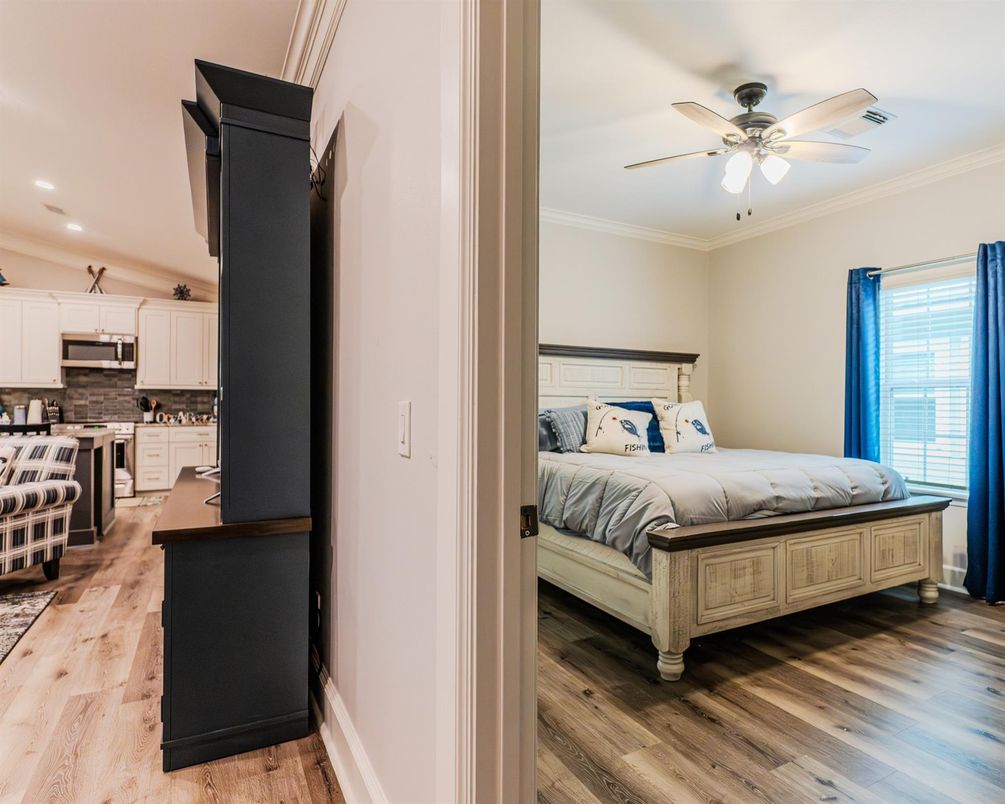 Bedroom, Interior, Kitchen, Recessed Lighting, Wood Texture Flooring