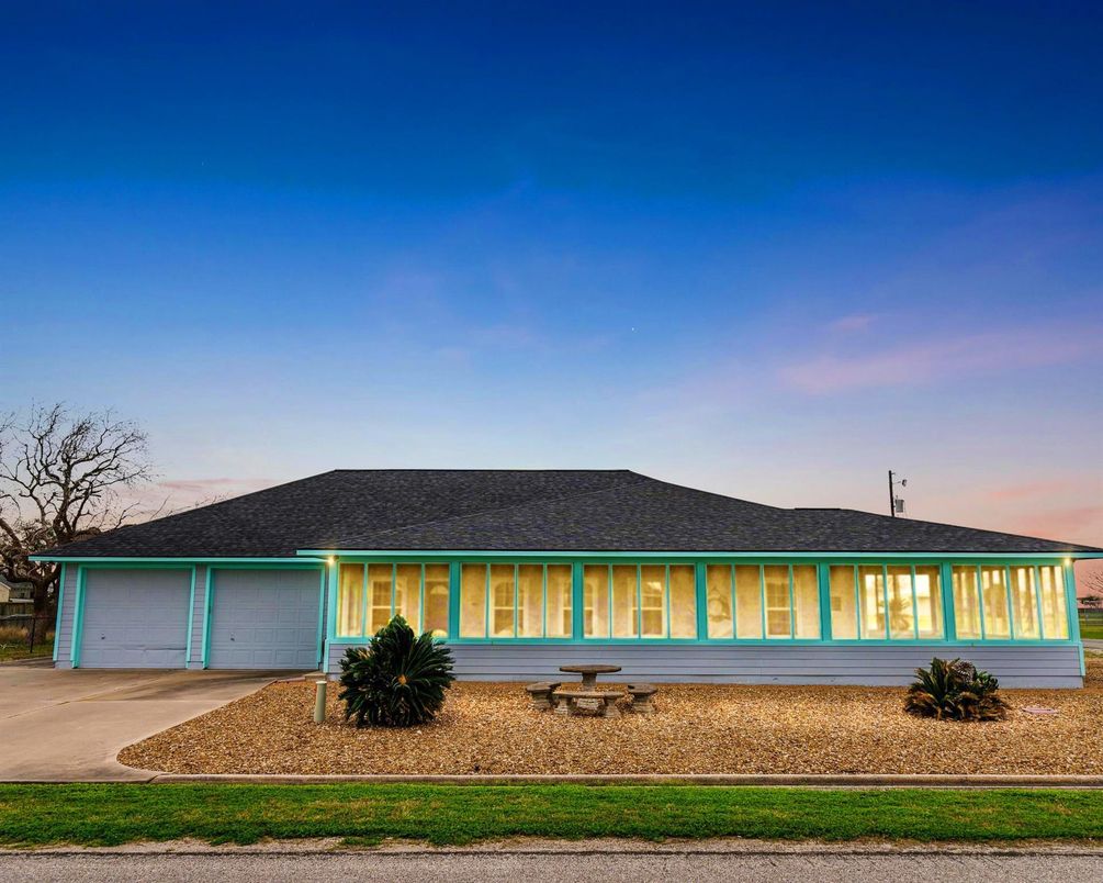Attached, Exterior, Facade, Ranch