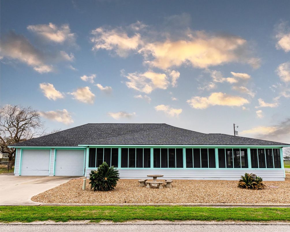 Attached, Exterior, Facade, Ranch