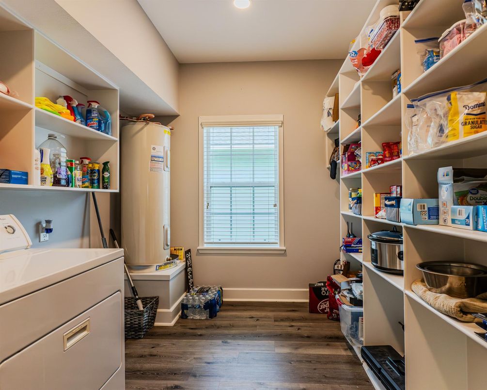 Interior, Recessed Lighting, Washer, Wood Texture Flooring