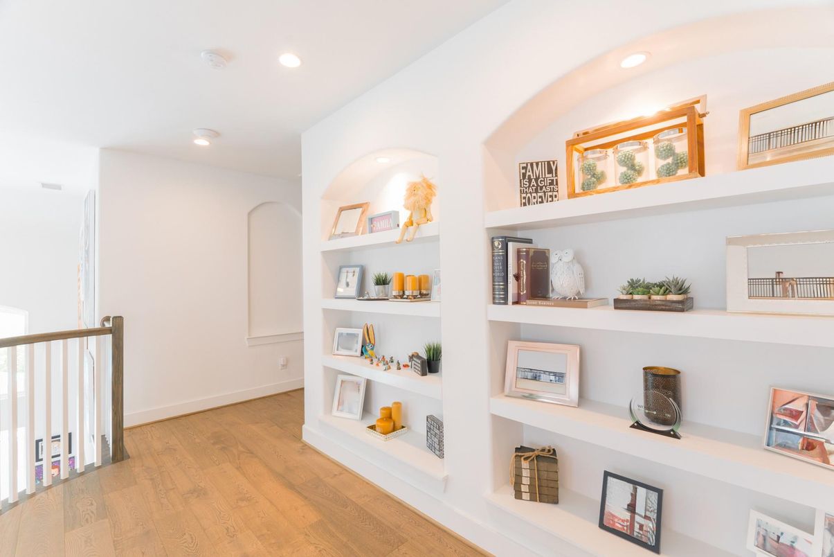 Interior, Recessed Lighting, Wood Texture Flooring