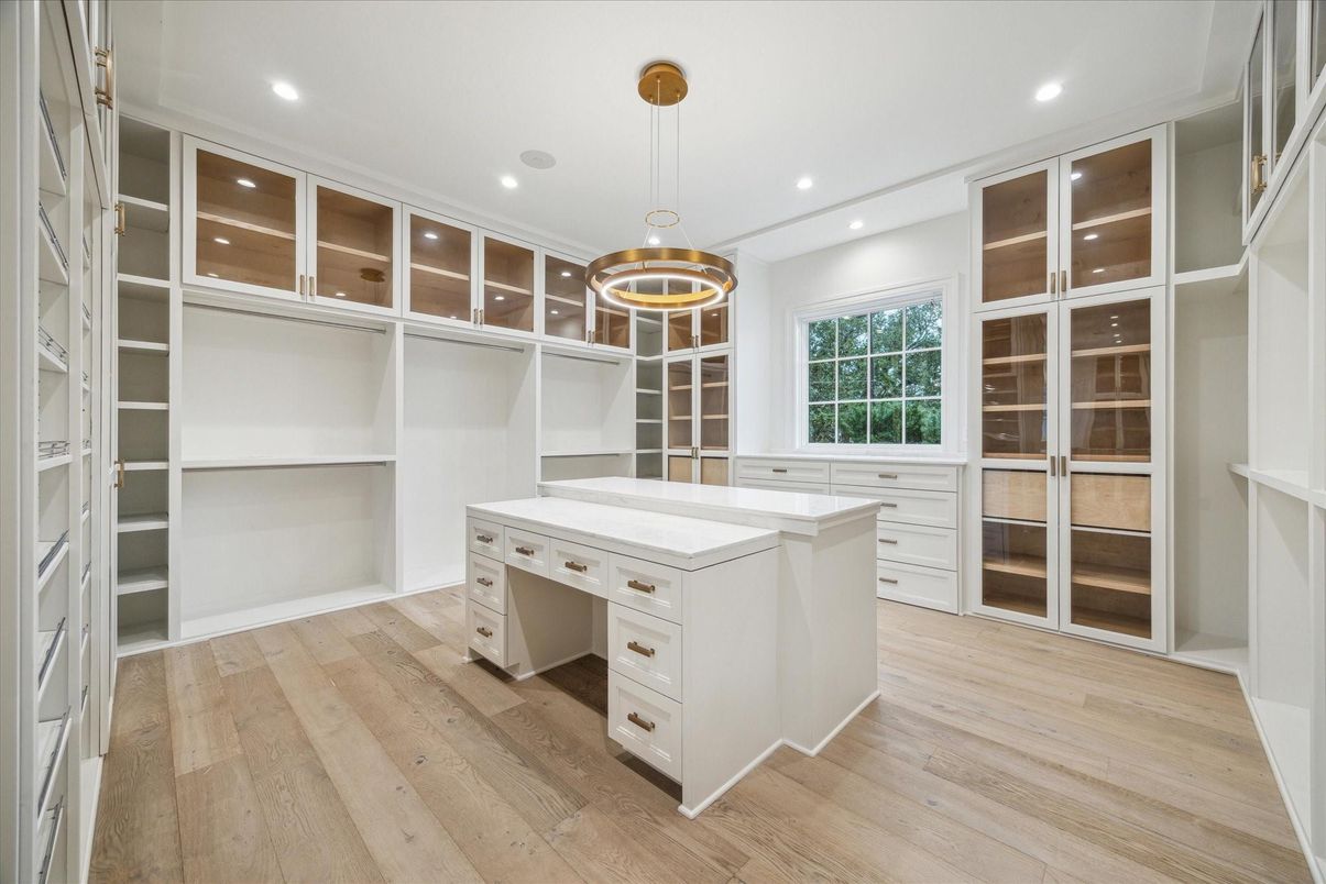 Interior, Pendant Lights, Recessed Lighting, Walk-in Closets, Wood Texture Flooring
