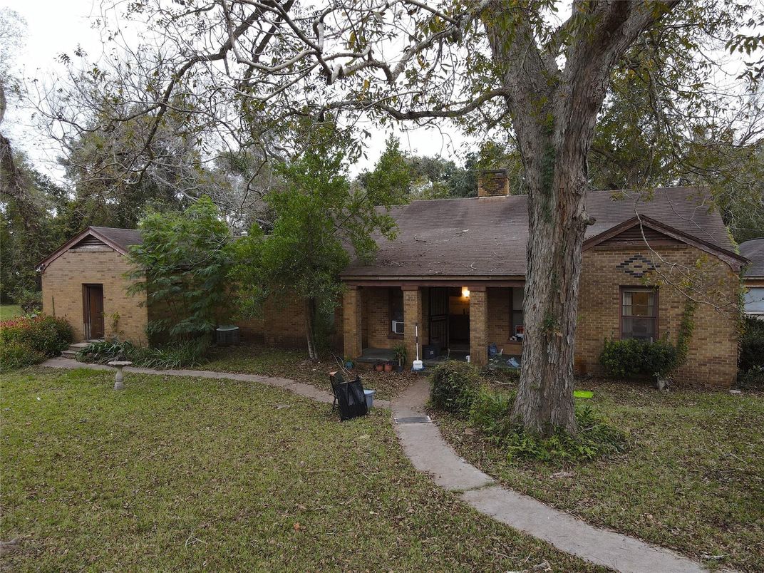 Backyard, Exterior, Facade, Brick Facade, Log Home