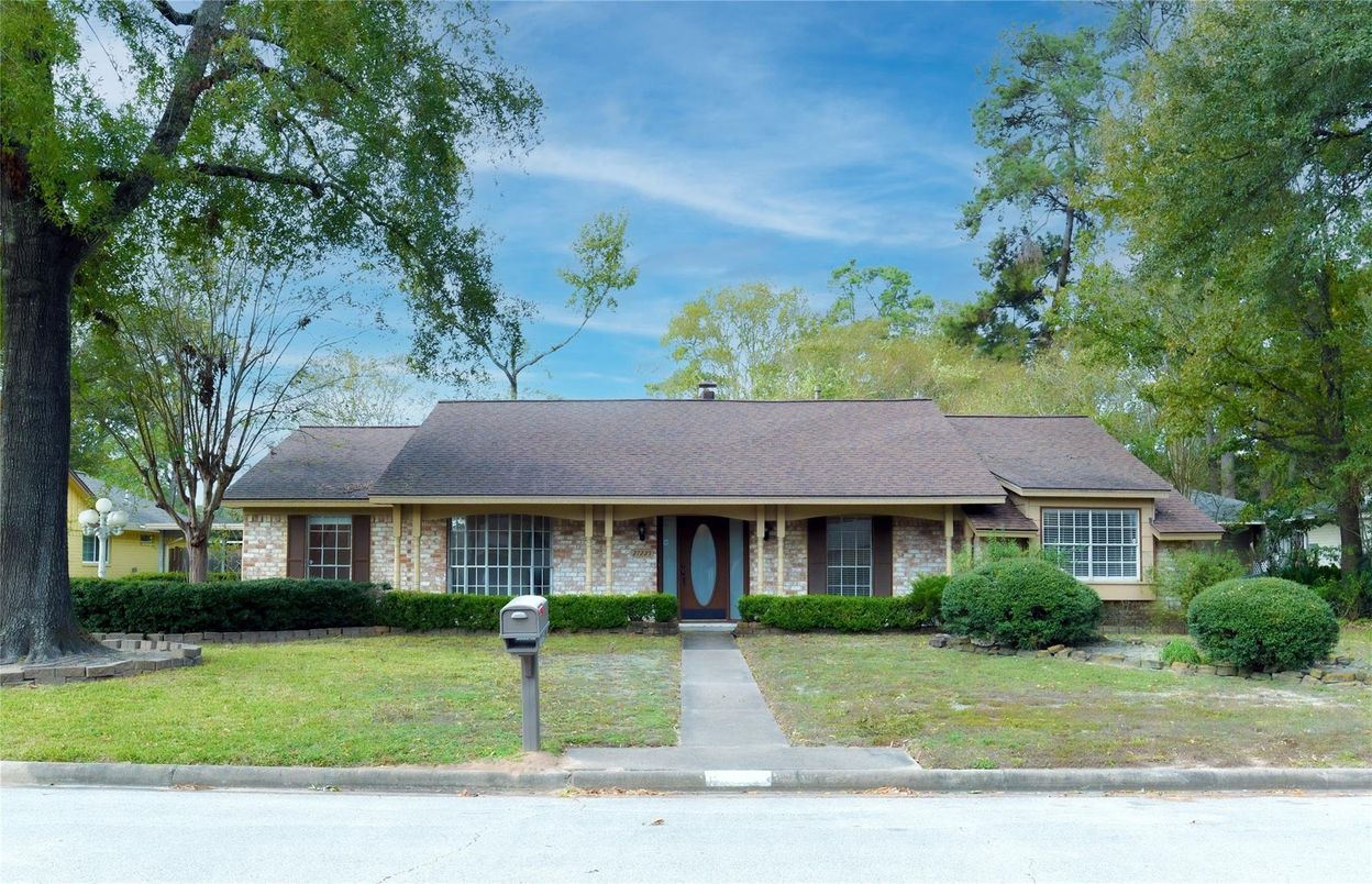 Exterior, Facade, Brick Facade, Ranch