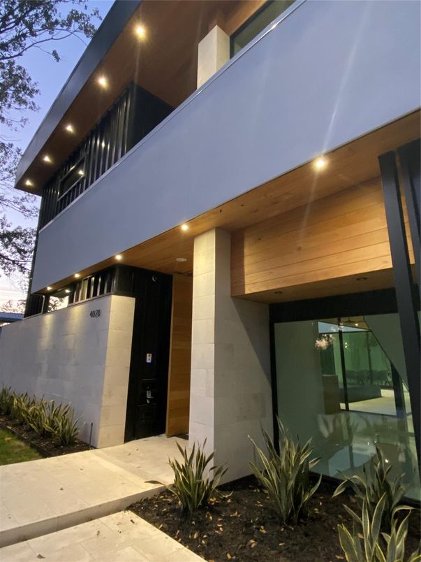Exterior, Facade, Modern