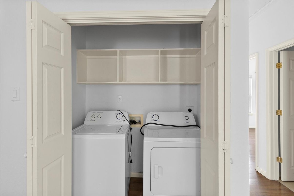 Interior, Utility Closets, Washer, Wood Texture Flooring