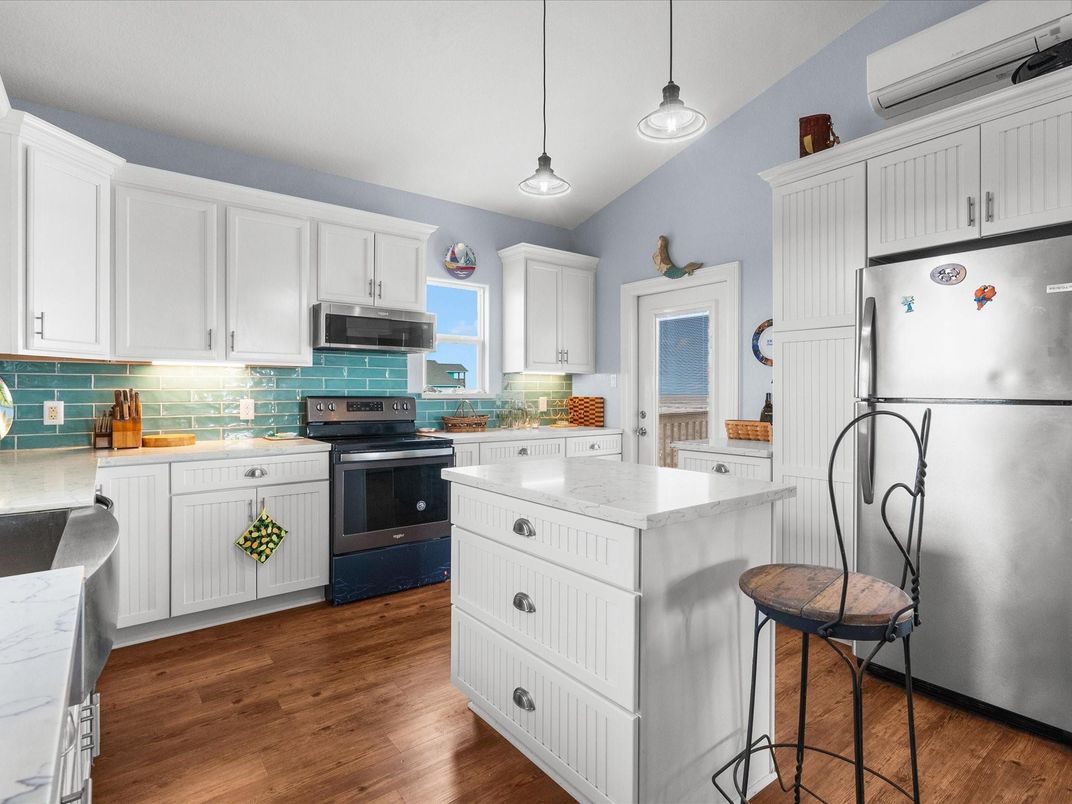 Interior, Kitchen, Pendant Lights, Wood Texture Flooring