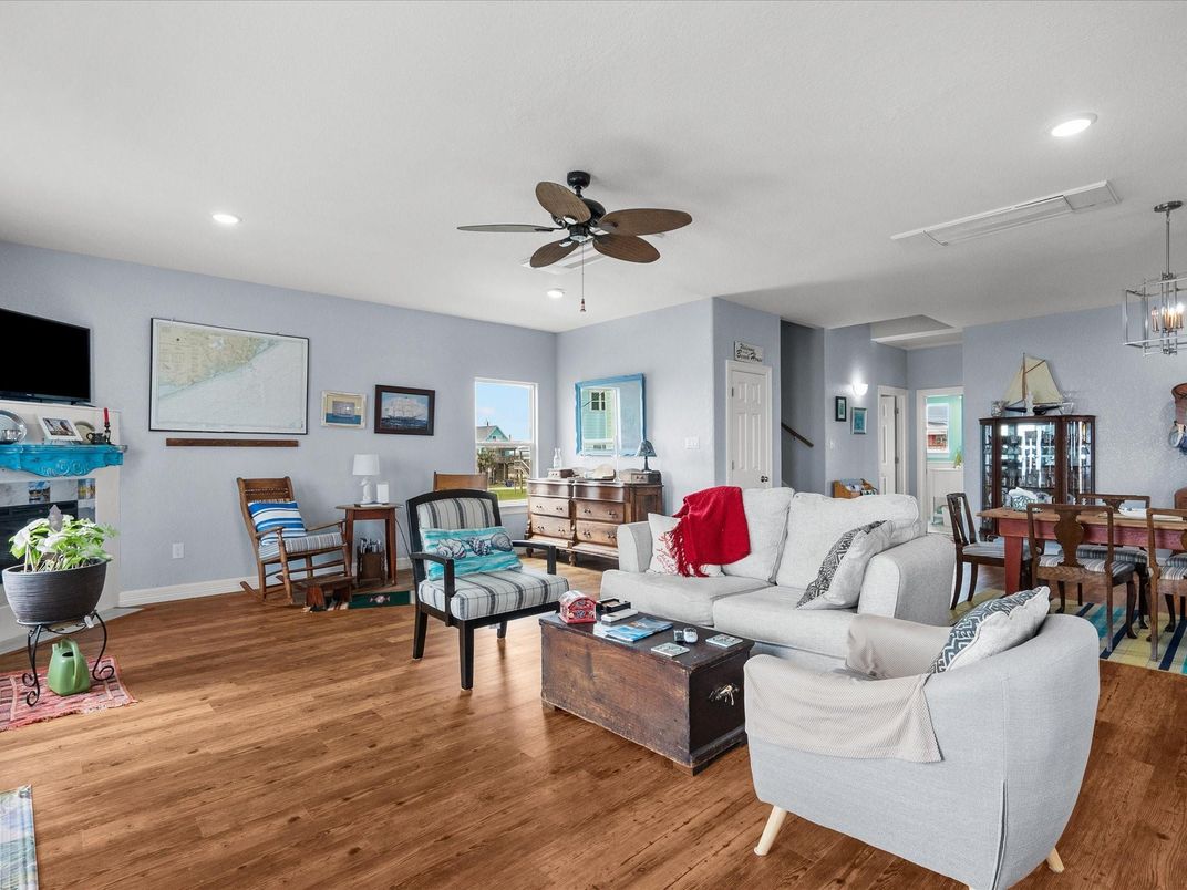 Dining room, Interior, Living room, Pendant Lights, Recessed Lighting, Wood Texture Flooring