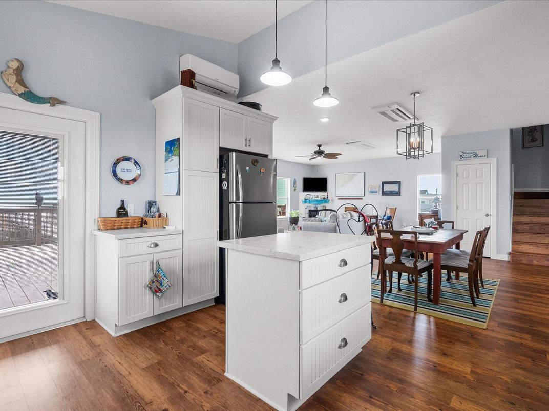 Dining room, Interior, Kitchen, Pendant Lights, Recessed Lighting, Wood Texture Flooring