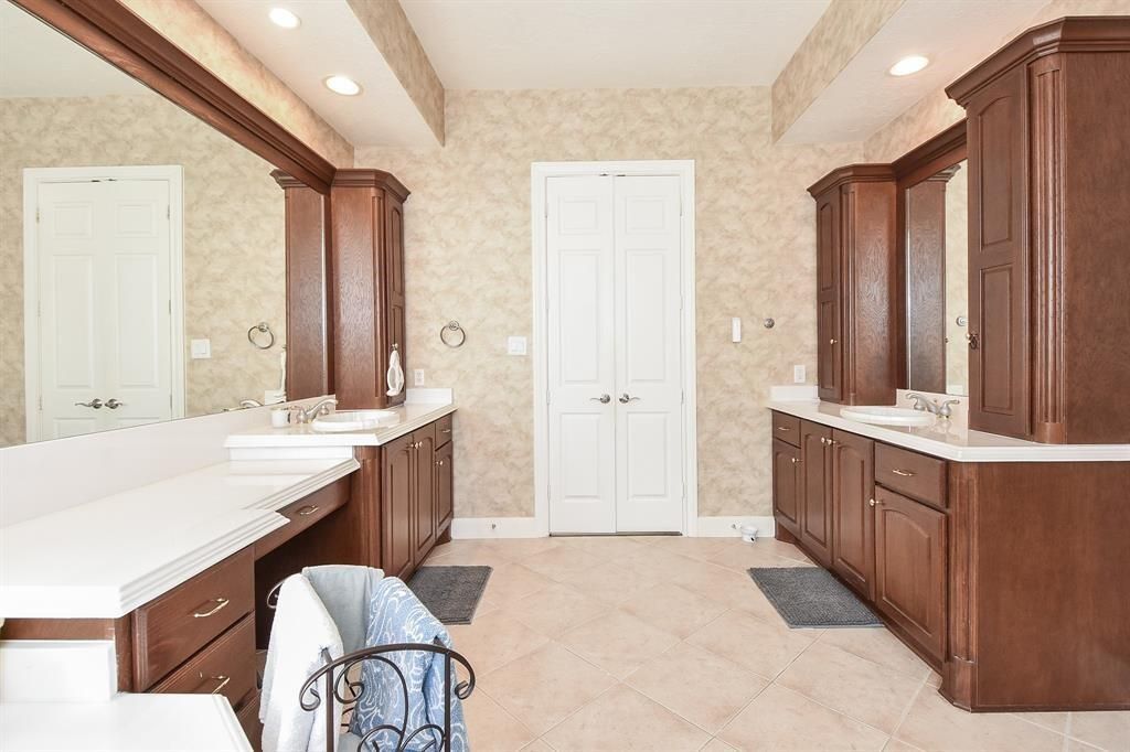 Bathroom, Dual Sink Vanities, Interior, Recessed Lighting
