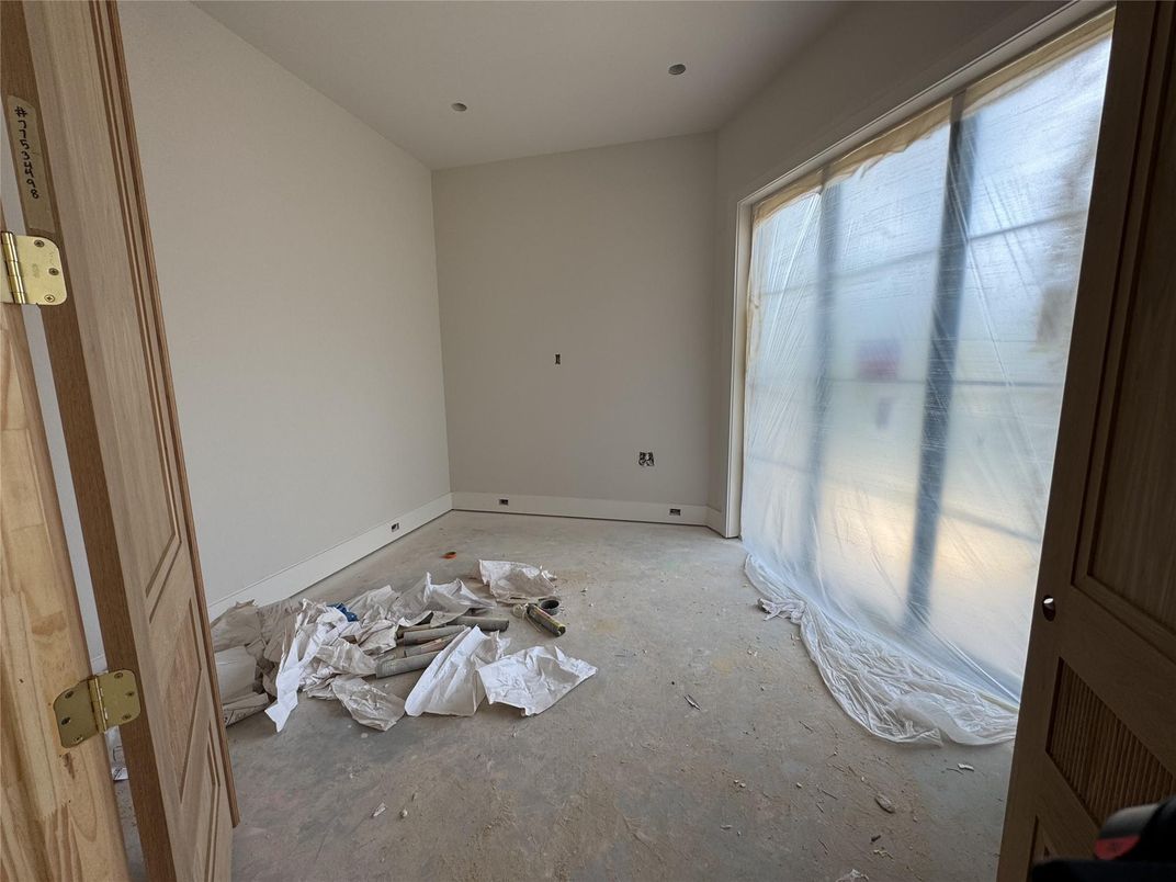 Empty room, Interior