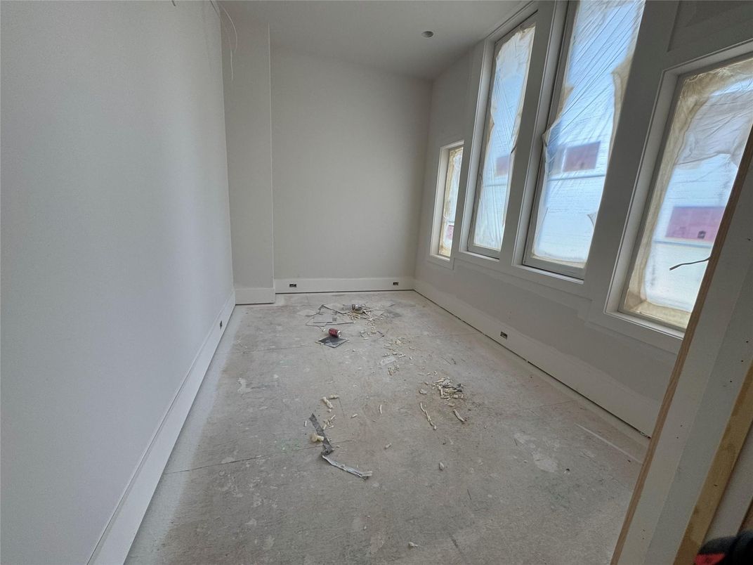 Empty room, Interior