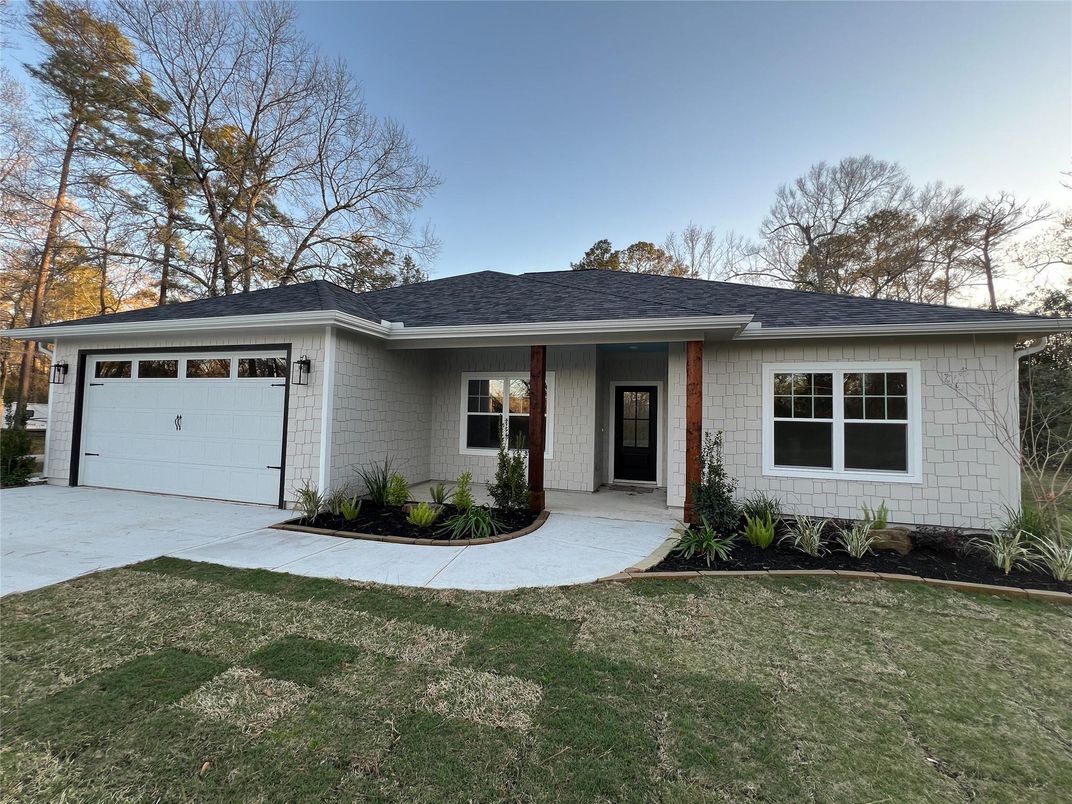 Attached, Exterior, Facade, Ranch