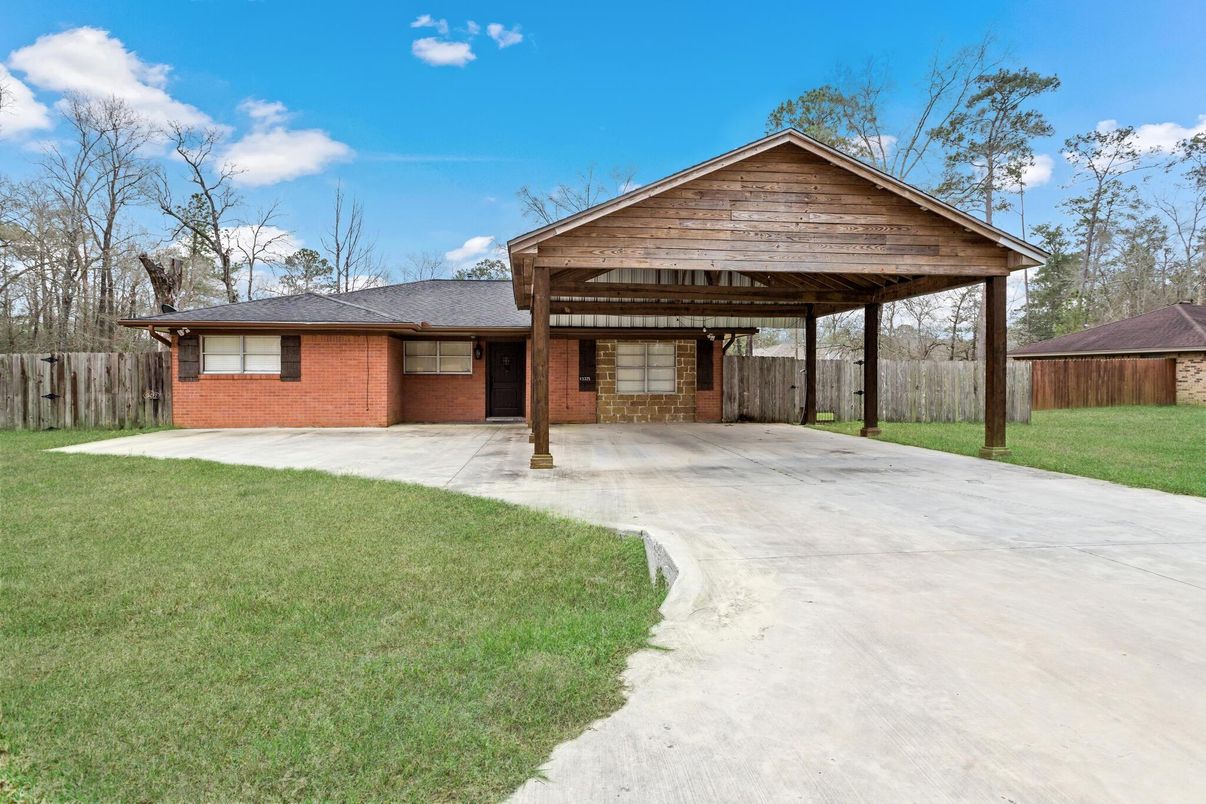 Backyard, Exterior, Facade, Brick Facade, Log Home