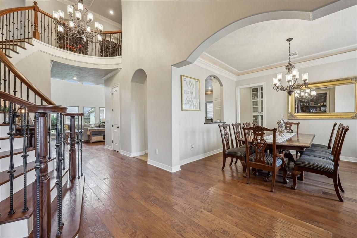 Chandelier, Dining room, Interior, Recessed Lighting, Wood Texture Flooring