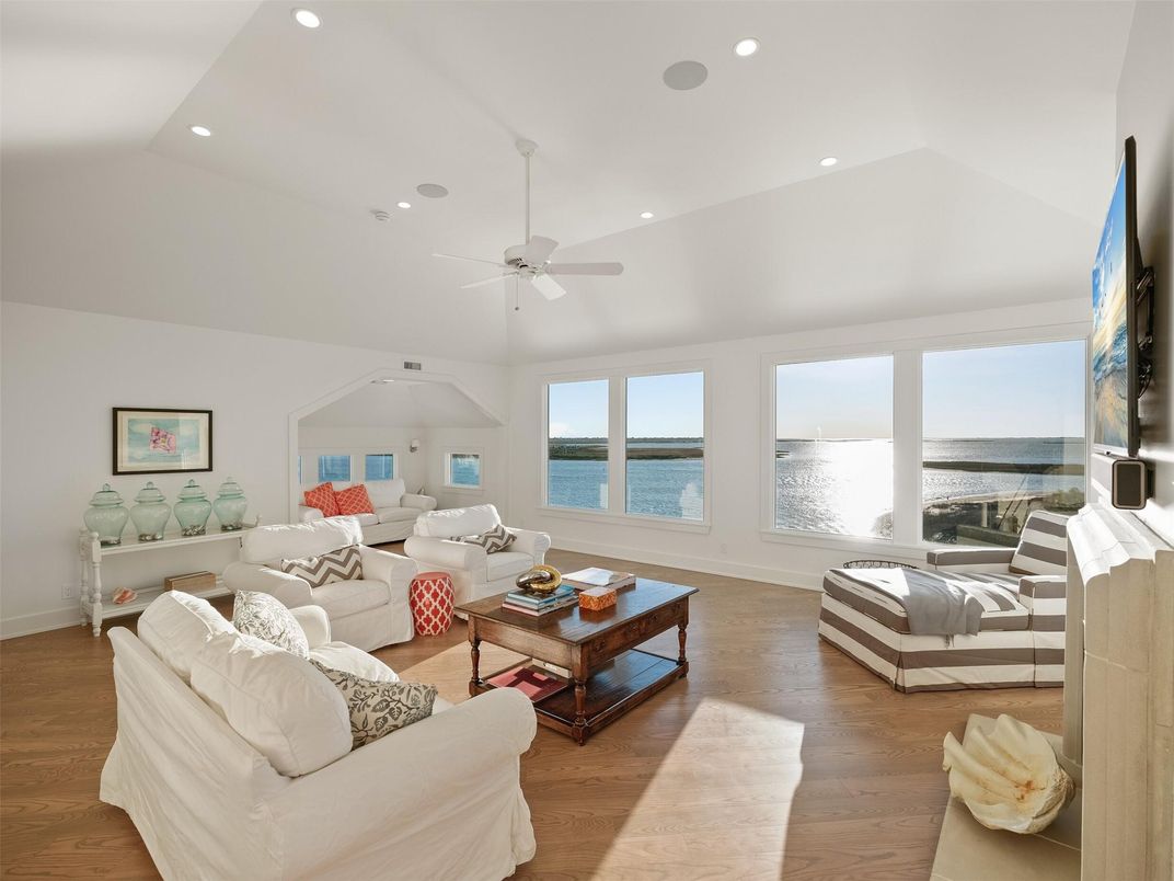 Interior, Living room, Recessed Lighting, Water, Wood Texture Flooring