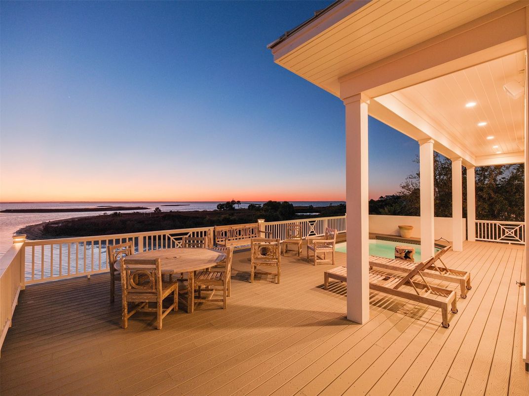 Exterior, Pool, Water