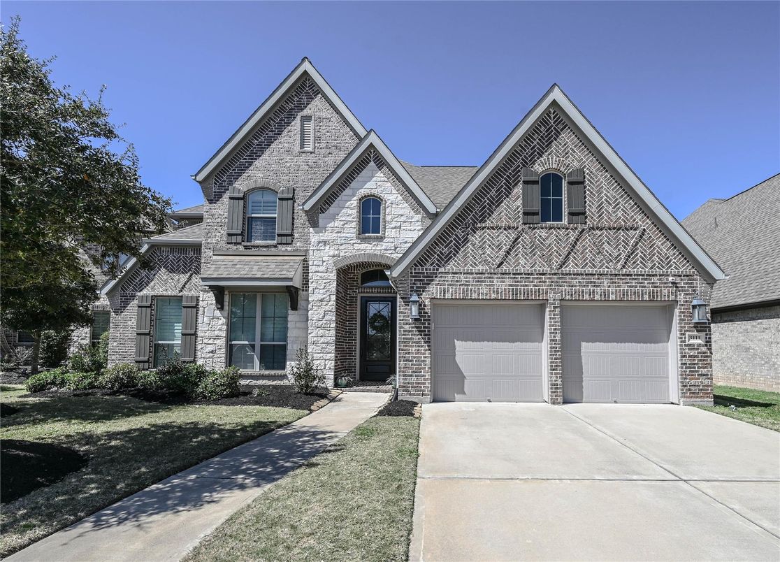 Attached, Exterior, Facade, Brick Traditional