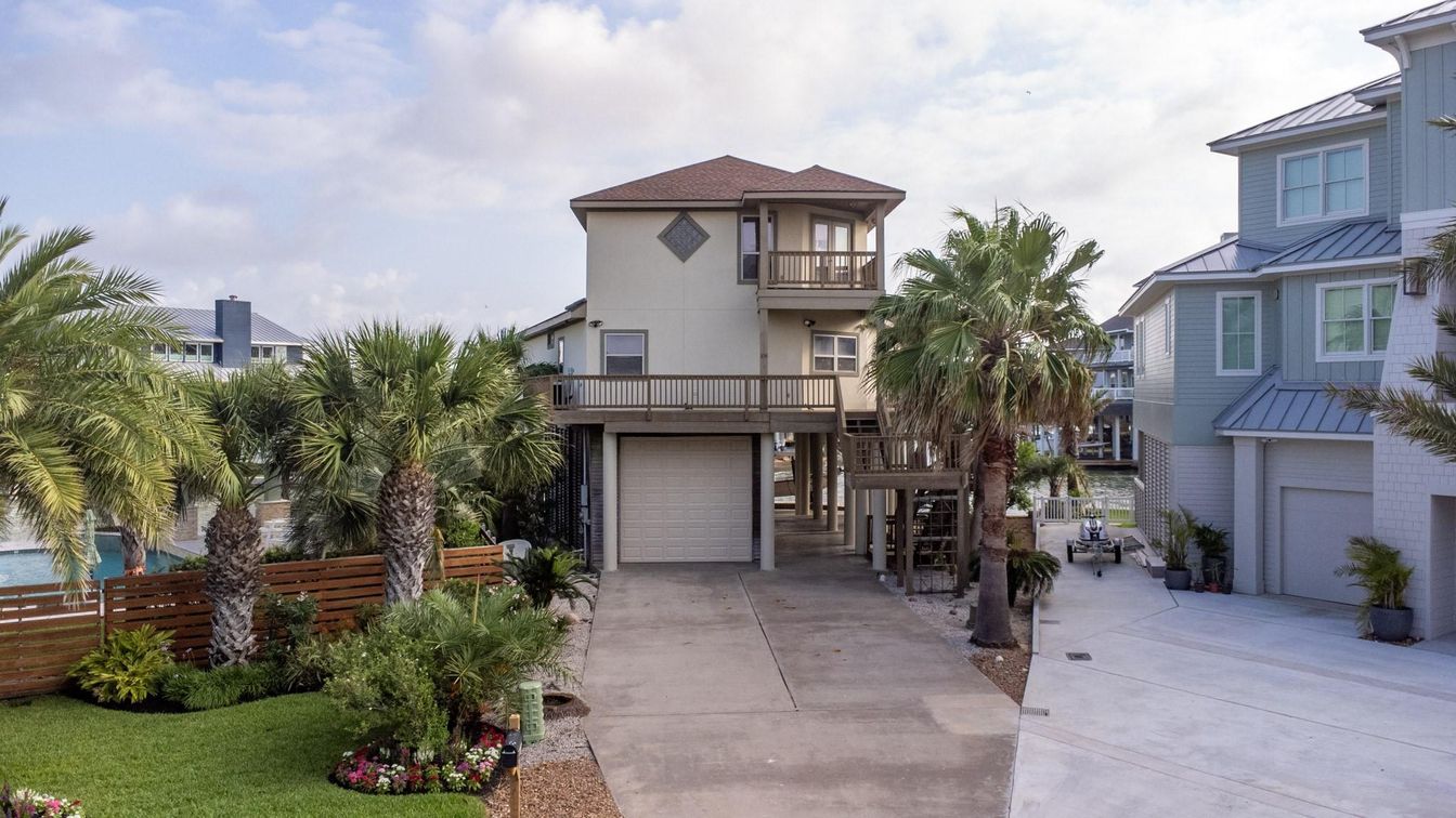 Attached, Exterior, Facade, Mediterranean