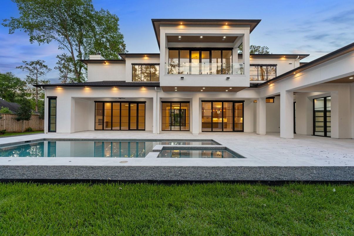 Exterior, Facade, Pool, Modern