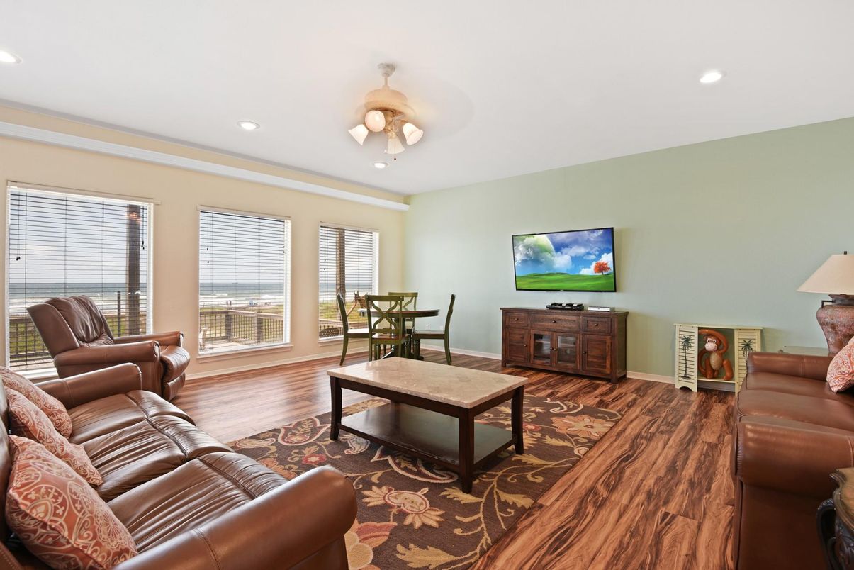 Dining room, Interior, Living room, Recessed Lighting, Wood Texture Flooring