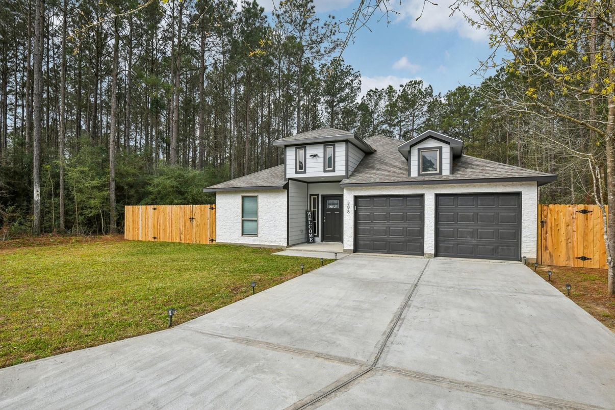 Attached, Exterior, Facade, Split Level
