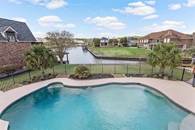 Exterior, Pool, Water