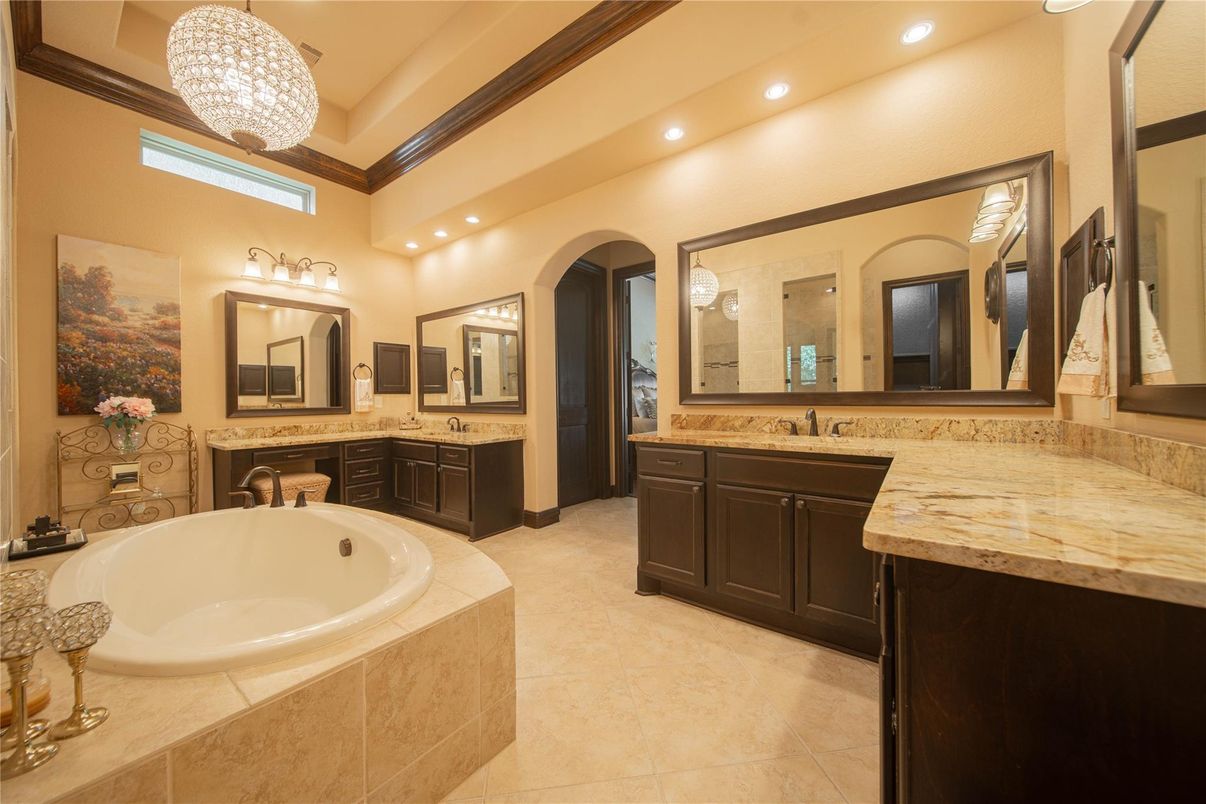 Bathroom, Dual Sink Vanities, Interior, Recessed Lighting