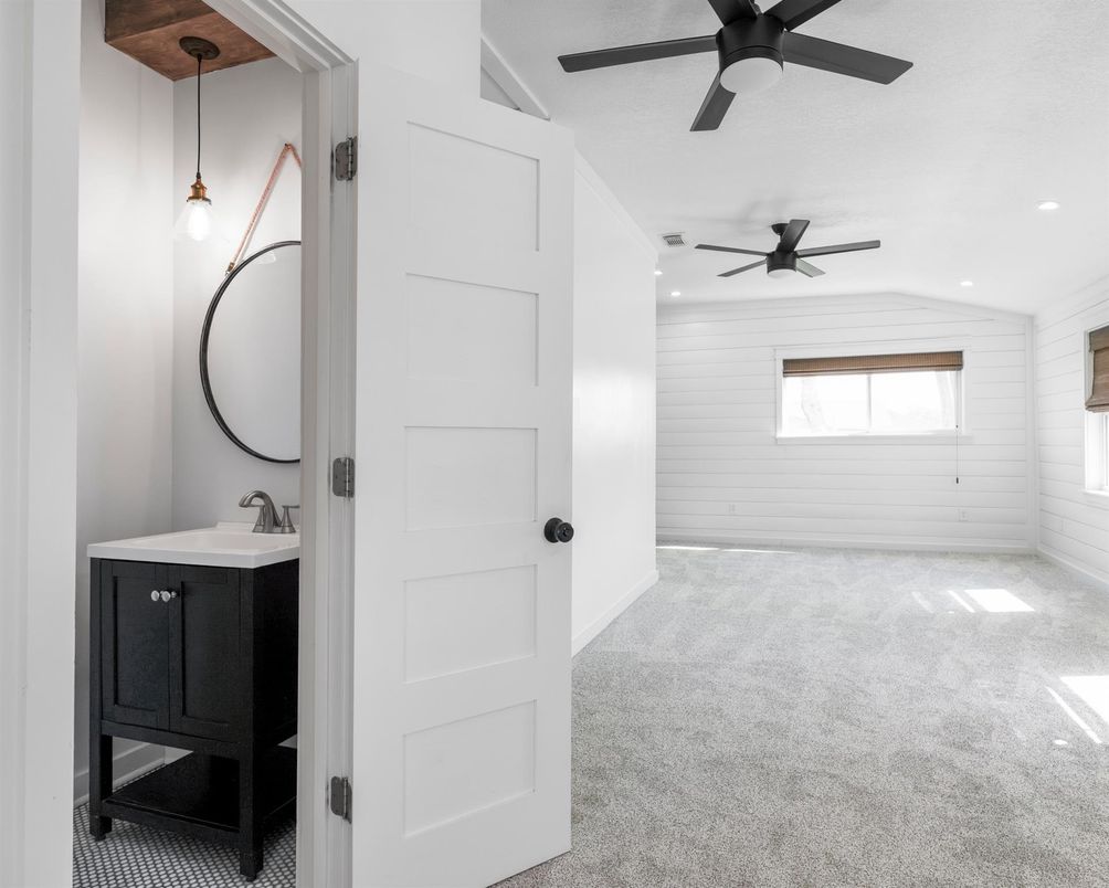 Bathroom, Empty room, Interior, Pendant Lights, Recessed Lighting