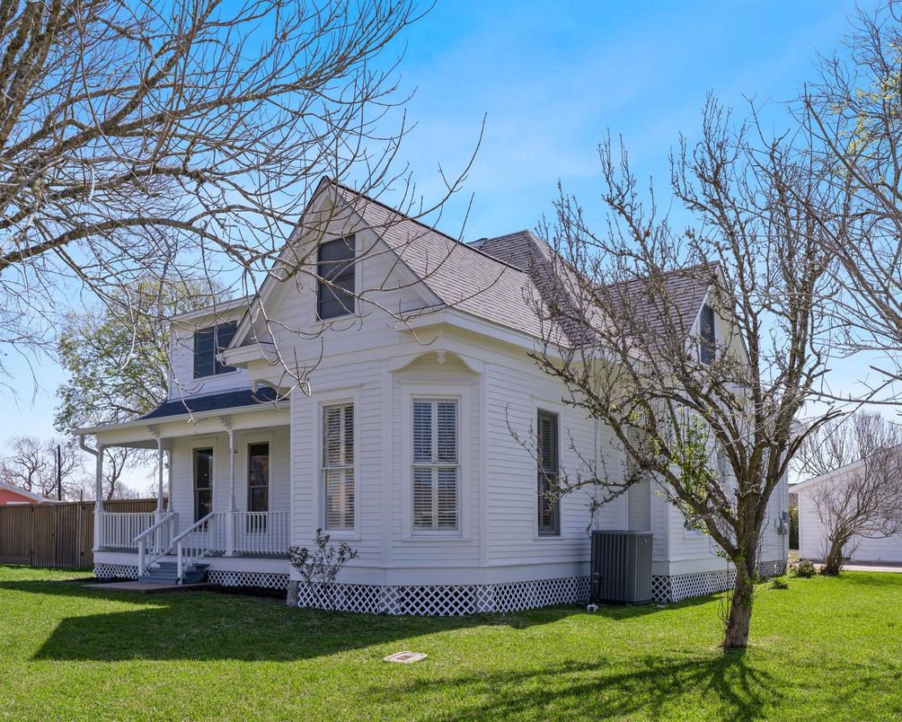Exterior, Facade, Queen Anne Victorian