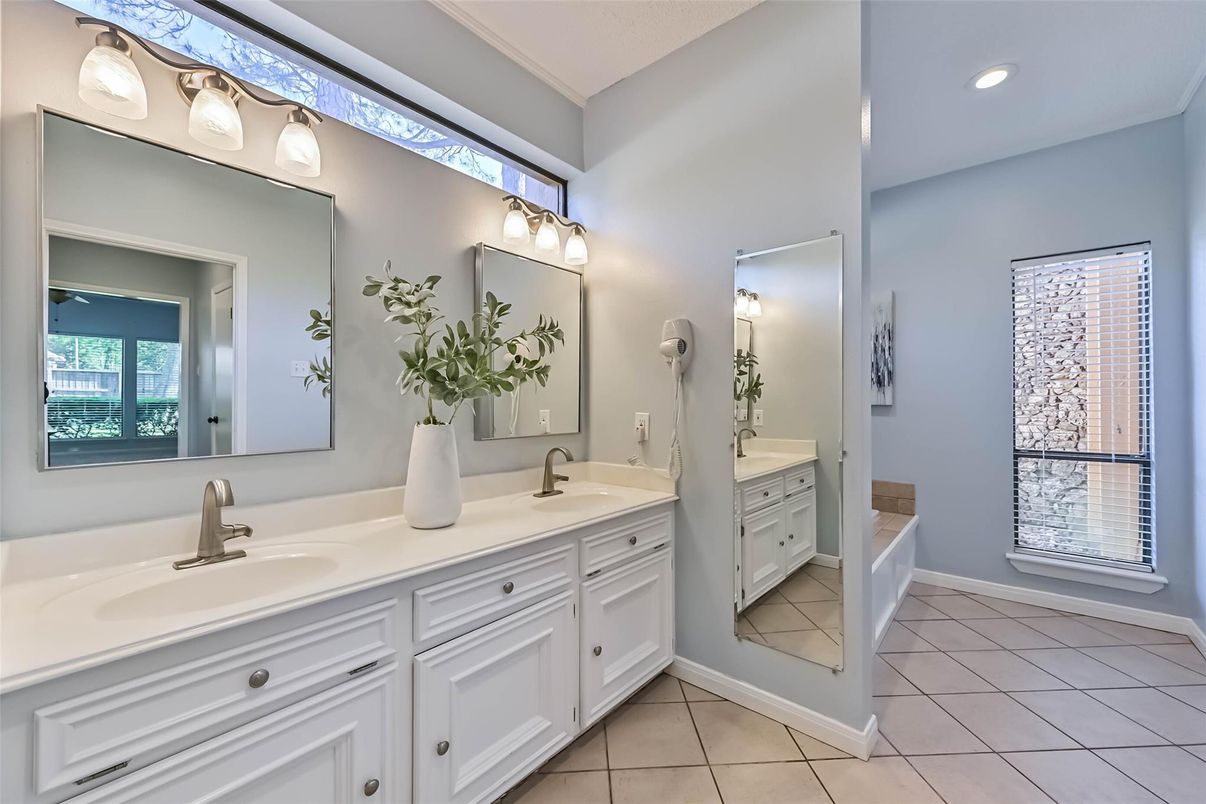 Bathroom, Dual Sink Vanities, Interior, Recessed Lighting