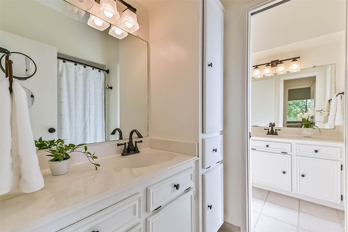 Bathroom, Dual Sink Vanities, Interior