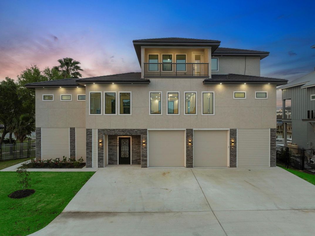 Attached, Exterior, Facade, Modern