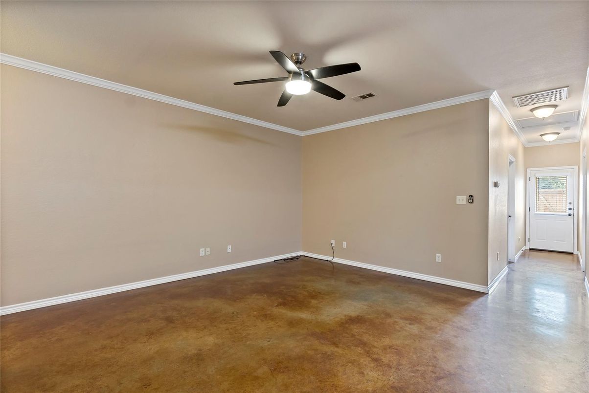 Empty room, Interior