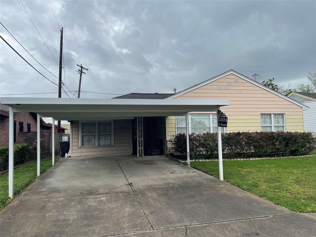 Exterior, Facade, Ranch
