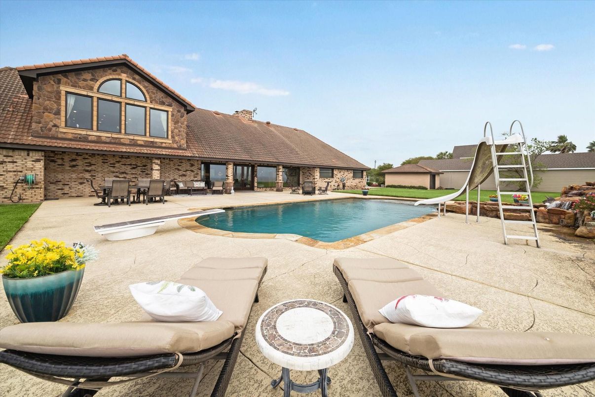 Exterior, Playground, Pool