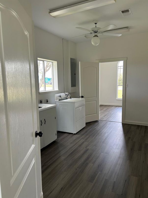 Interior, Washer, Wood Texture Flooring