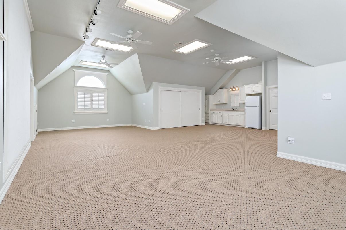 Empty room, Interior, Recessed Lighting