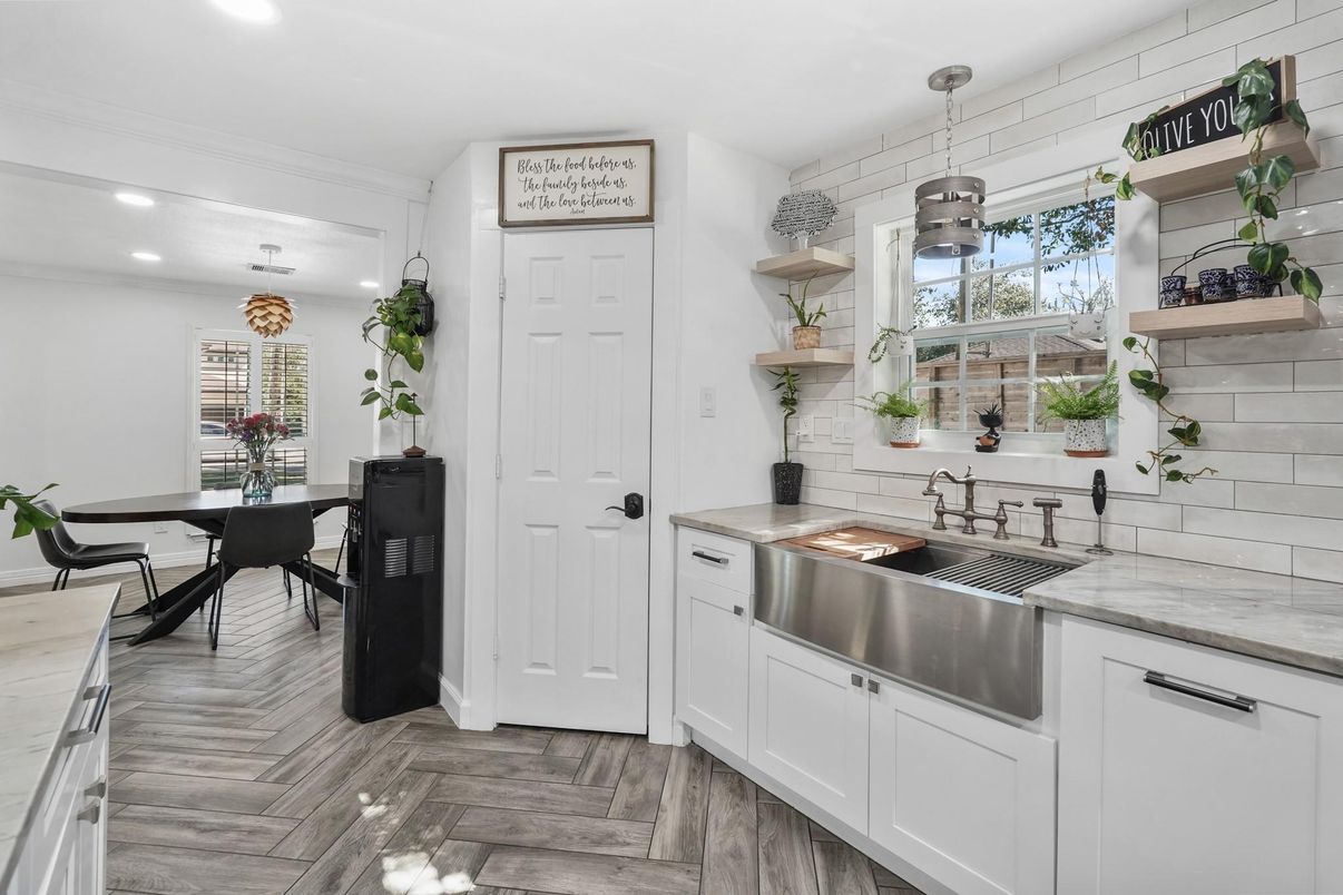 Dining room, Interior, Kitchen, Pendant Lights, Recessed Lighting, Wood Texture Flooring