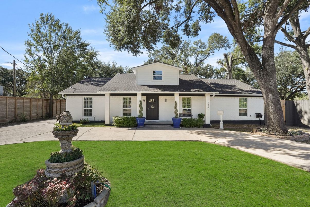 Exterior, Facade, Ranch