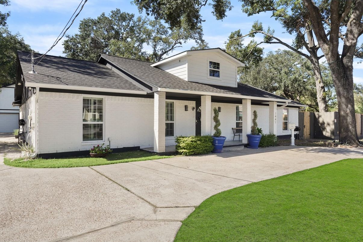 Exterior, Facade, Ranch