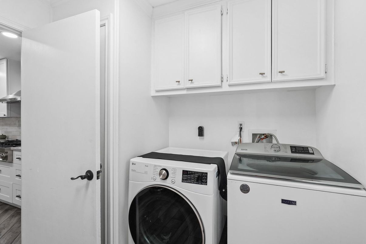 Interior, Washer, Wood Texture Flooring